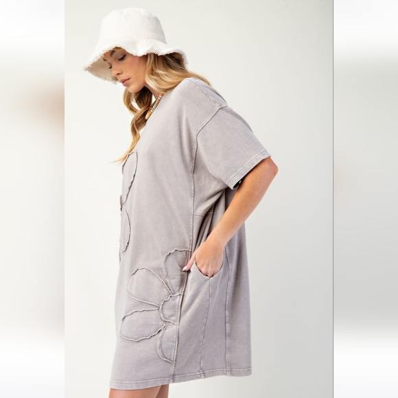 New Easel Daisy Flower Patch Mineral Washed T-Shirt Dress Ash Grey - Picture 2 of 4